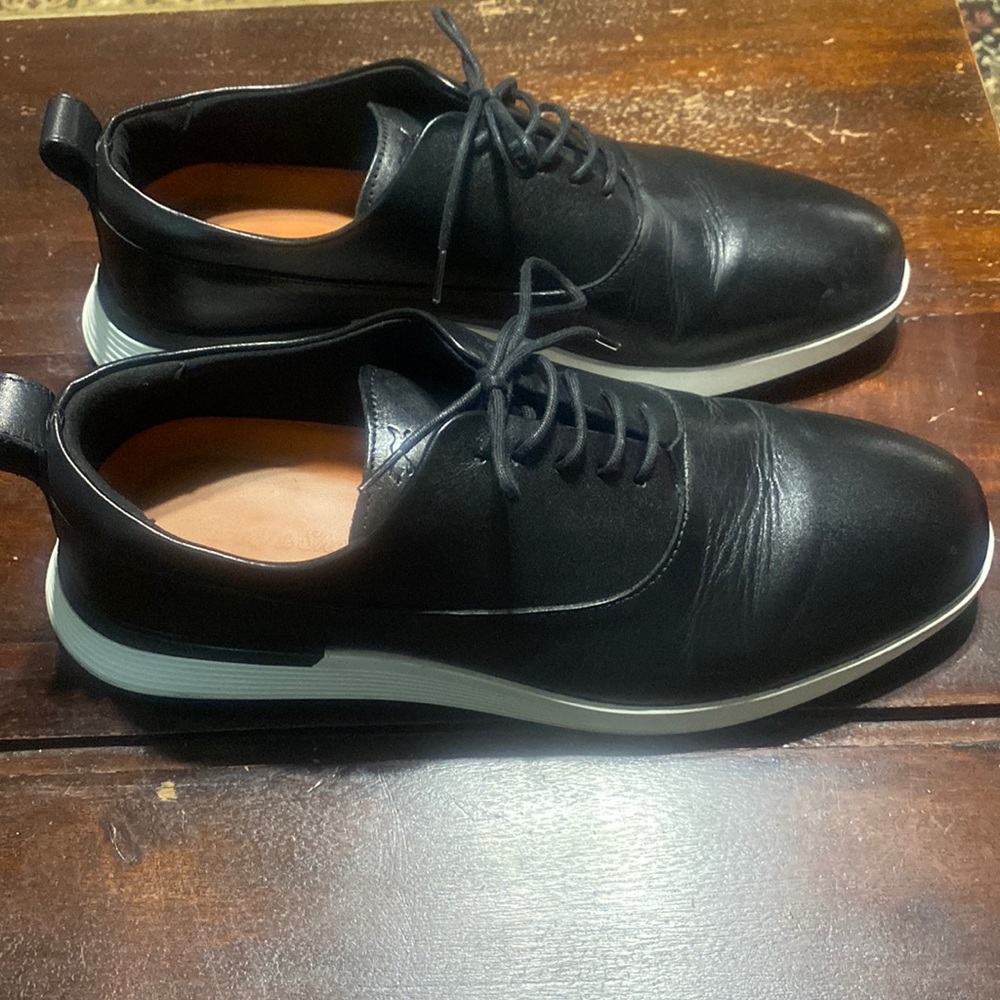 Wolf & Shepherd crossover longwing black k white sole